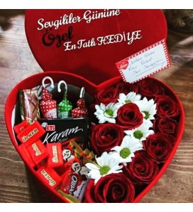 kalpli kutuda çikolata ve gül  papatya